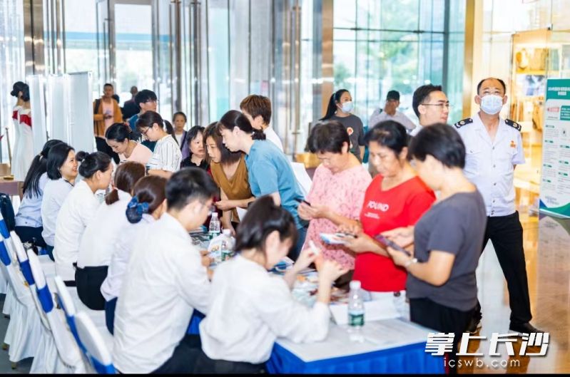 开福区将医保便民服务点开进商圈楼宇，零距离服务。