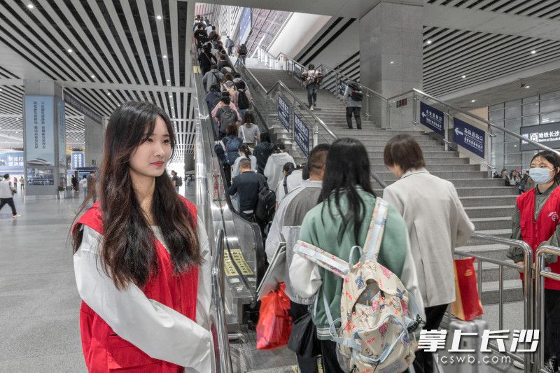 志愿者为旅客提供服务。