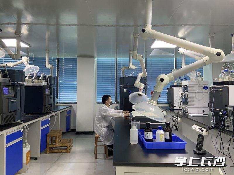 长沙创新药物工业技术研究院研究人员在工作。  均为长沙晚报全媒体记者周斌摄
