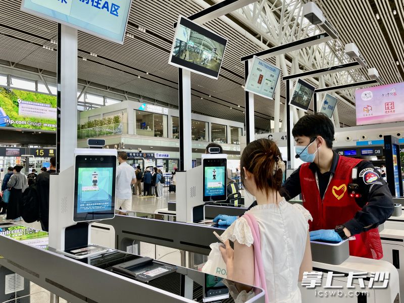 志愿者正在引导旅客。