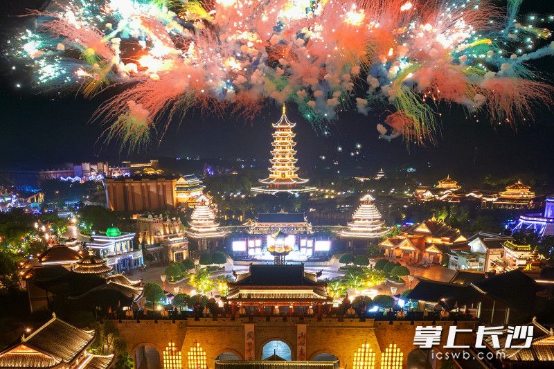 今晚，长沙方特海市蜃楼烟花秀惊喜燃放，炫灿焰火照亮节日夜空，上演精彩浪漫。  均为长沙晚报全媒体记者贺文兵摄
