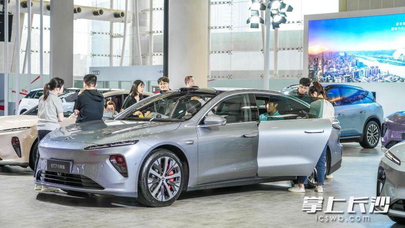 在湖南车展首秀的新款ET7成为蔚来展位的“人气王”。  通讯员供图