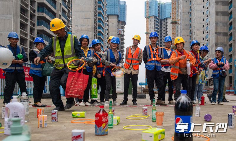 “套圈”游戏中,建筑工人们热情高涨,欢声笑语不断。 均为长沙晚报全媒体记者邹麟摄 “套圈”游戏中,建筑工人们热情高涨,欢声笑语不断。 均为长沙晚报全媒体记者邹麟摄