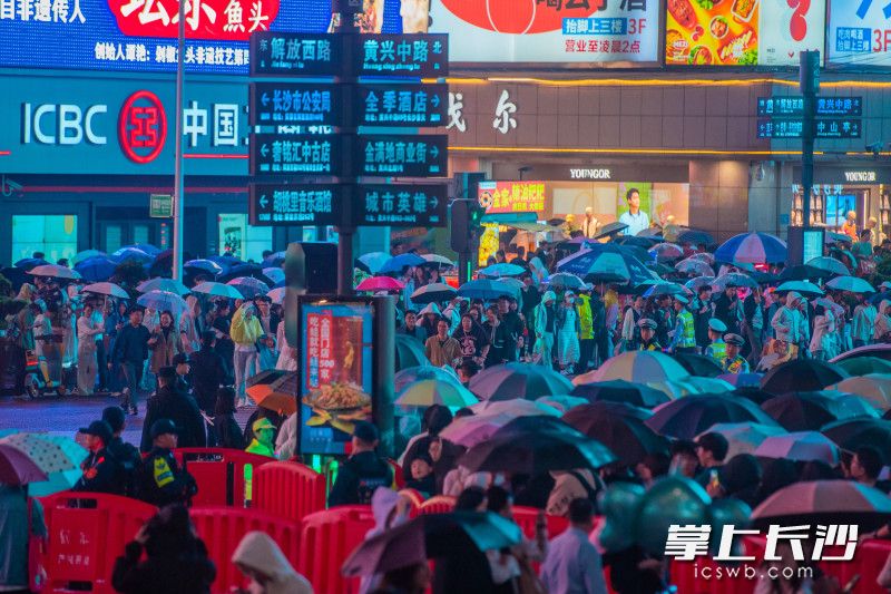 黄兴铜像解放路口来来往往的游客。