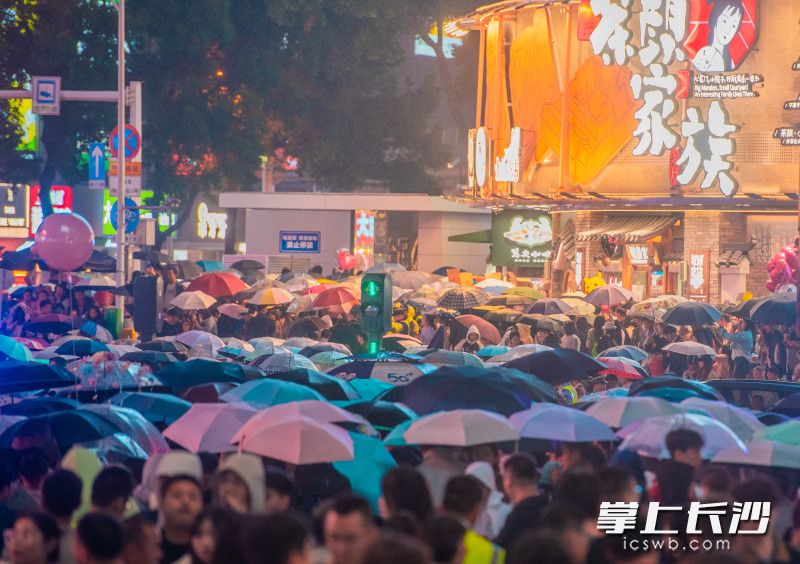 天空下了点小雨，但丝毫阻挡不住游客对长沙的热情。