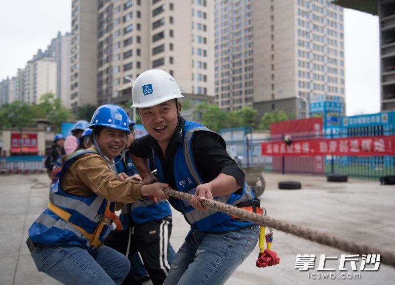 建筑工人们正在进行拔河比赛。 建筑工人们正在进行拔河比赛。