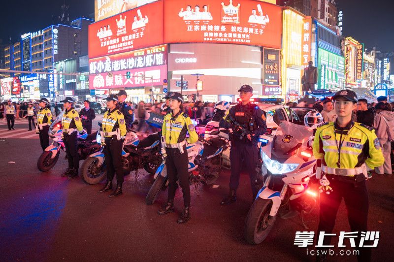 民警全力守护平安。