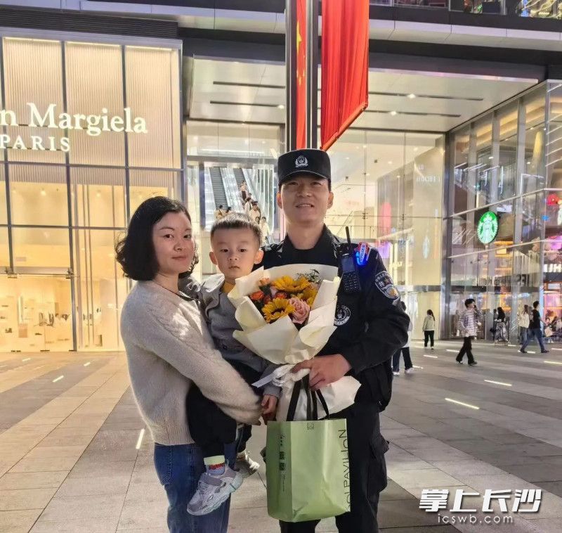 特警队员坚守岗位，妻儿送来鲜花。 长沙晚报通讯员 谭怡里 供图