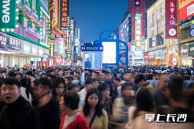 五一商圈人流如织。 均为长沙警方供图