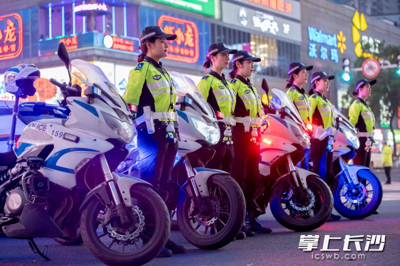 女特警英姿飒爽。