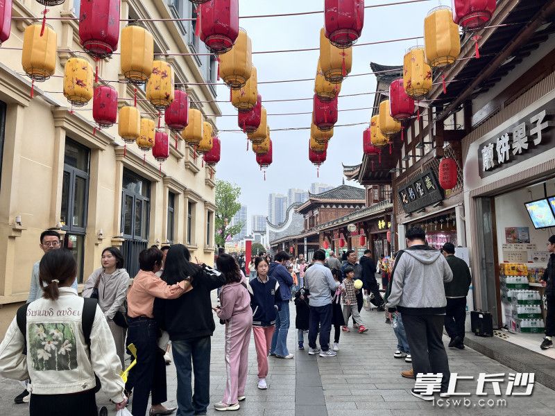 五一假期第一天，洋湖水街人气火爆。  均为长沙晚报全媒体记者罗亚坤、通讯员彭卓凡摄