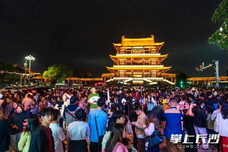 五一假期，长沙“顶流”杜甫江阁迎来了一波新的人流高峰。  均为长沙晚报全媒体记者陈飞摄