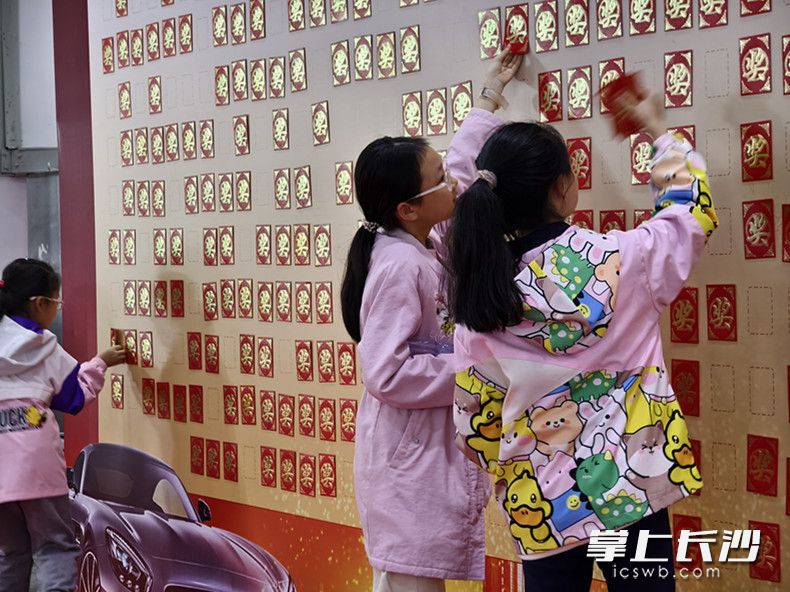 许多逛展家长让孩子抽奖，希望孩子“锦鲤附身”。   长沙晚报通讯员 孙治国 摄