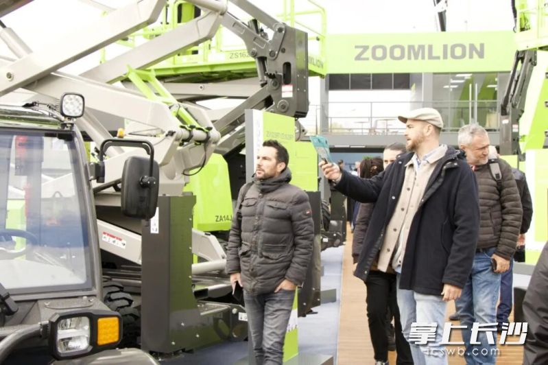 INTERMAT 2024中联重科展区，海外客户参观中联展区 受访者供图