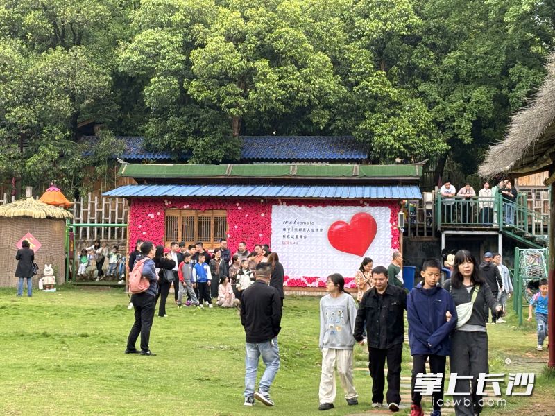 长沙县江背镇的锦绣江南景区人流如织。  均为长沙县文旅局供图