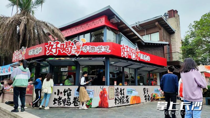 公园市集为消费者假日休闲提供多重体验。  长沙晚报全媒体记者 周辉霞 摄