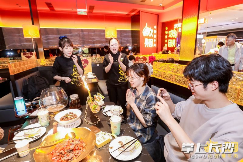 炊烟小炒黄牛肉荟聚店为消费者准备了雪糕等各种精品。  长沙晚报通讯员 刘宇姣 供图