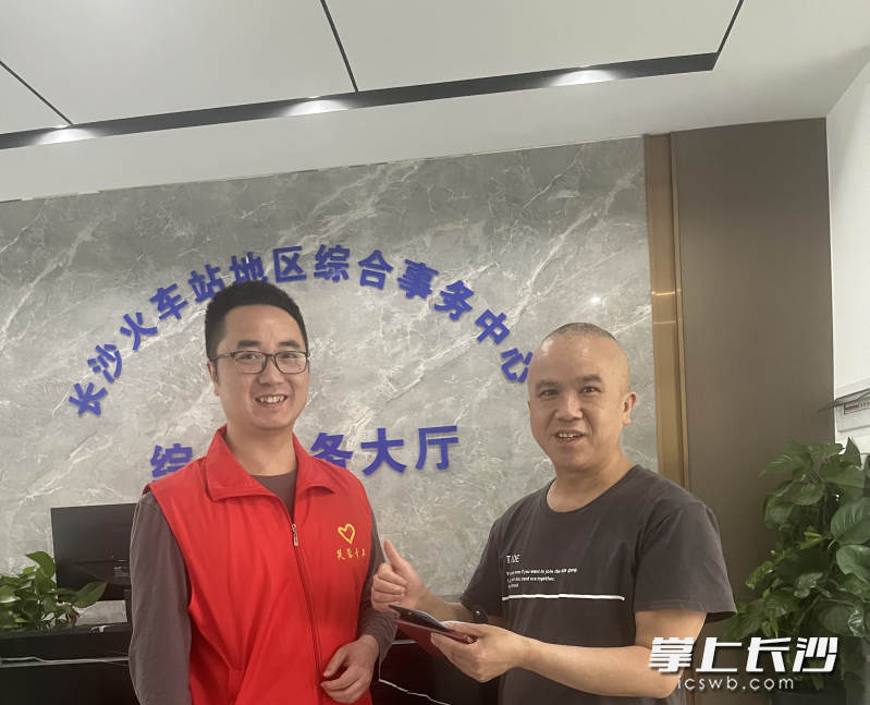 拿到失而复得的卡包，陈先生向志愿者连番道谢。  均为长沙晚报全媒体记者颜家文摄