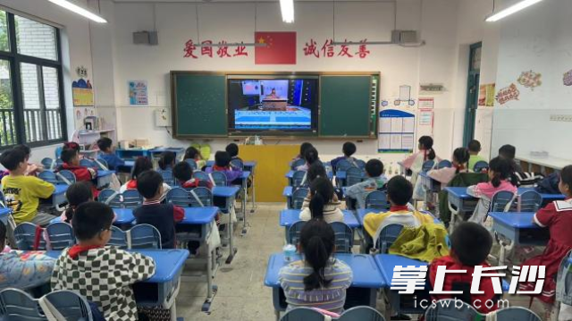 公益宣讲员周诗璇在学校的“新芽电视台”以全校直播的形式开展。 受访者 供图 公益宣讲员周诗璇在学校的“新芽电视台”以全校直播的形式开展。 受访者 供图