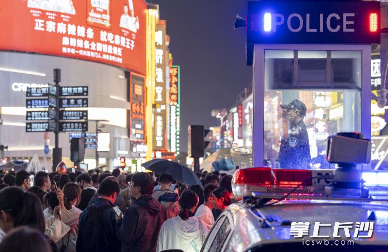 做到处处见警灯、随处见警察。
