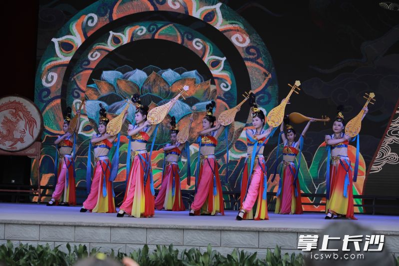 文艺汇演是社区居民最期待的环节。