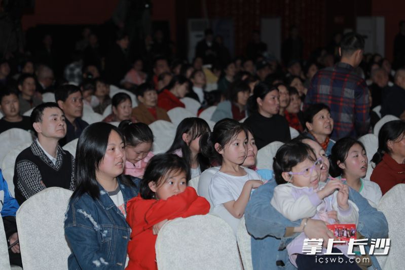 台下坐满了观看表演的社区居民。