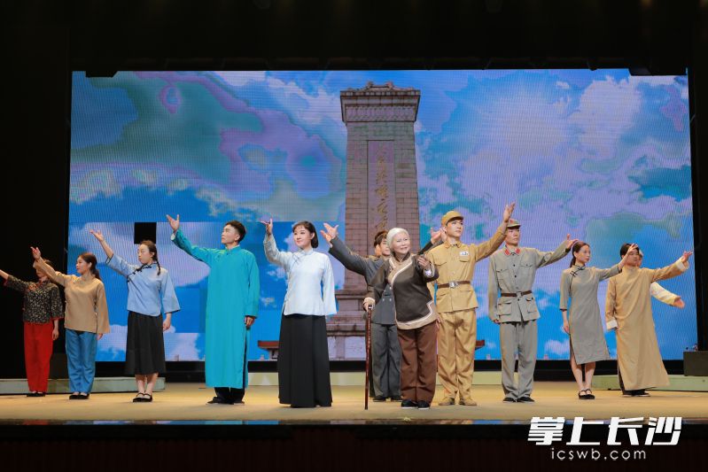 大型红色花鼓戏《板仓外婆》。