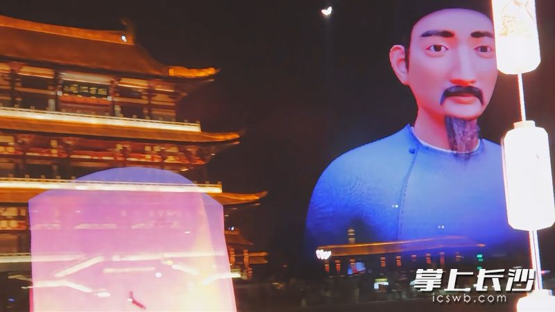 透过AR眼镜，杜甫的虚拟形象呈现在杜甫江阁旁，传统文化与新潮科技撞了个满怀，让体验者直呼过瘾。