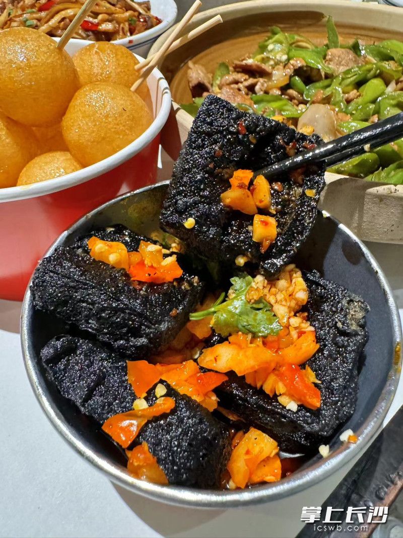 文和友出品的长沙本土小吃董顺桃臭豆腐。