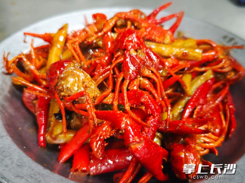 天宝兄弟出品的的口味虾。长沙晚报全媒体记者 邹麟 摄