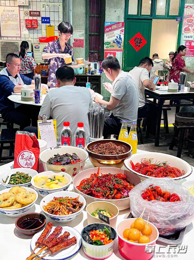 文和友店内的长沙口味虾、蒜蓉虾、招牌虾等销量靠前，长沙本土地道小吃东瓜山肉肠、董顺桃臭豆腐、糖油坨坨等也广受顾客欢迎。