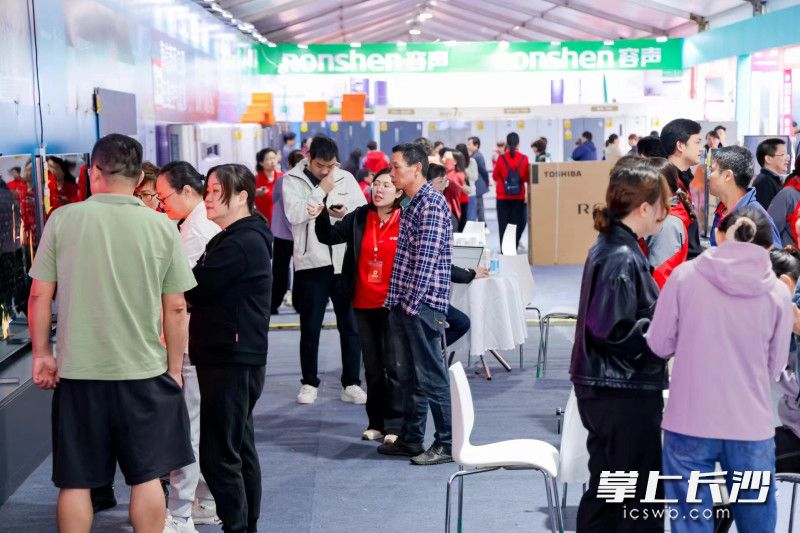 五一假期家电热销。图为通程电器家电仓库直销活动现场。长沙晚报全媒体记者 刘捷萍 摄