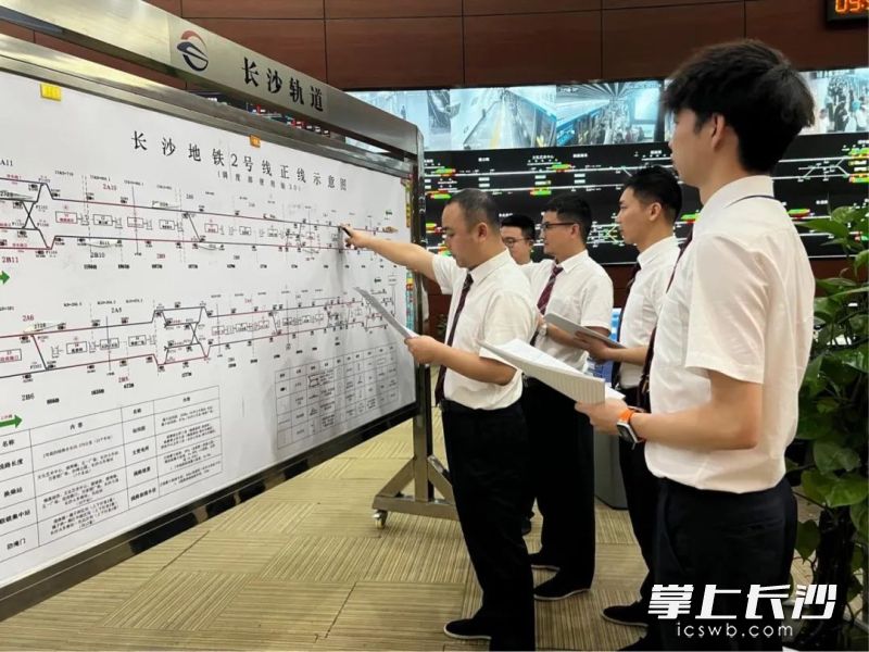 地铁2号线客流量大，工作人员调度相关工作。
