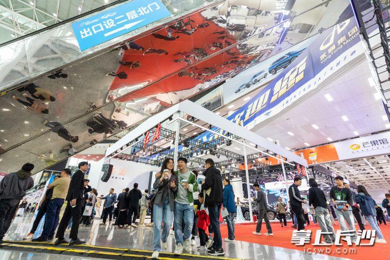 2024湖南汽车展览会暨长沙市汽车消费节人气火爆。  均为长沙晚报全媒体记者董阳摄