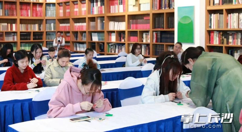 古风发簪制作体验课程。  均为长沙美术馆供图