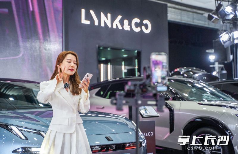 各展商的主播与网友们直播互动，邀请网友来到湖南车展现场体验。 