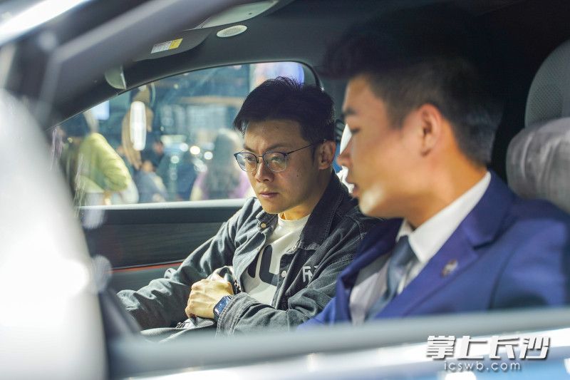 面对顾客专业性较强的问题，销售人员展示过硬的专业水准，为顾客答疑解惑。