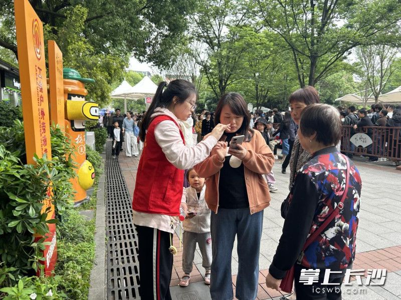 “小青星”青年志愿者在橘子洲景区为游客提供服务。均为长沙晚报通讯员黎汉章、冯叶供图