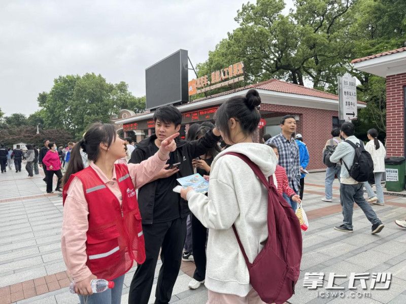 “五一”期间有200余人次青年志愿者投身到橘子洲景区文明旅游志愿服务的行列。