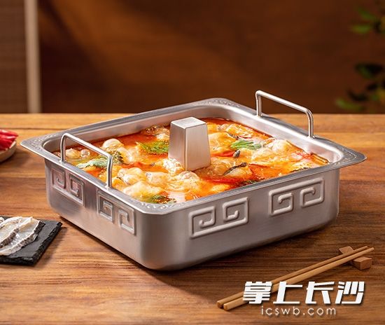 海底捞推出的充满湖南风味的区域限定“湘味剁椒火锅”，收到市场青睐。