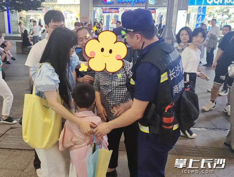 帮助游客找回走失儿童。均为长沙晚报通讯员 陈欣旭 供图