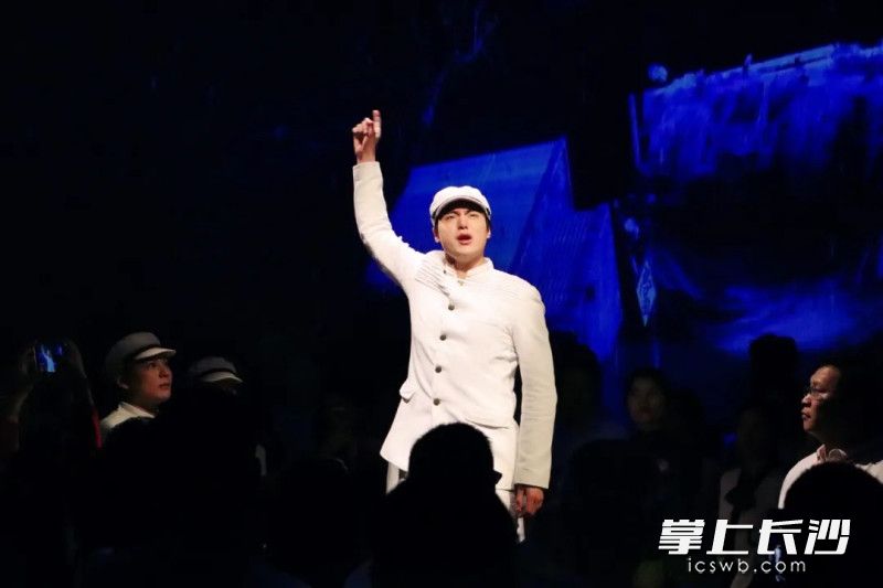 在橘子洲头，学员们穿越百年时空，亲历了革命伟人“问志、寻志、立志”的成长故事。