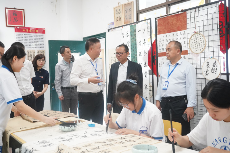 嘉宾们在长沙航天学校职教基地校区参观书法、合唱、体育等艺体类社团。