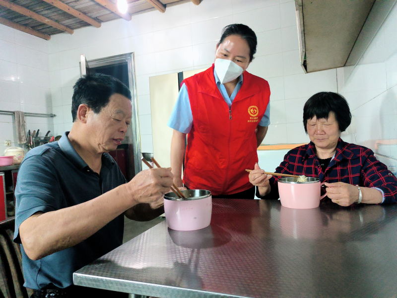 接单后护理员送餐上门。长沙县民政局供图