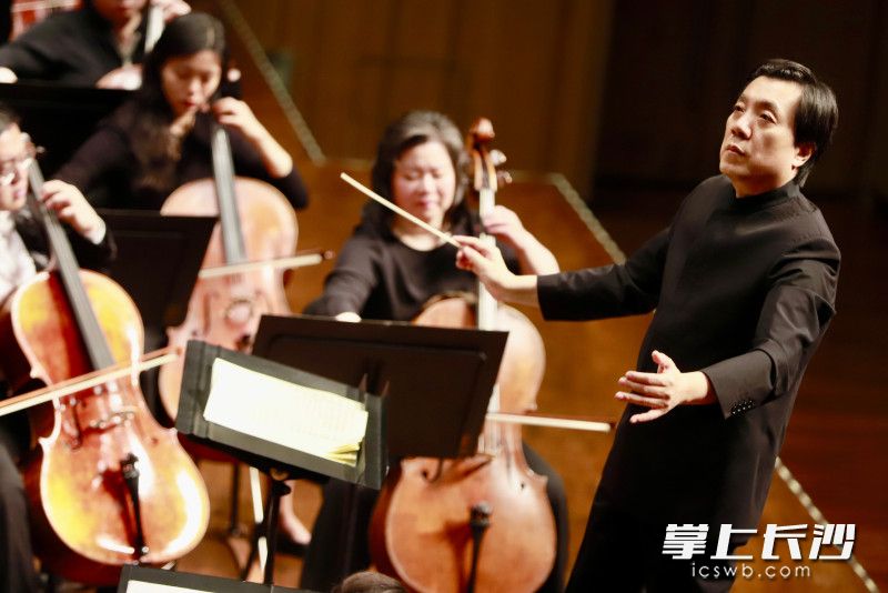 长沙交响乐团音乐总监范焘执棒。