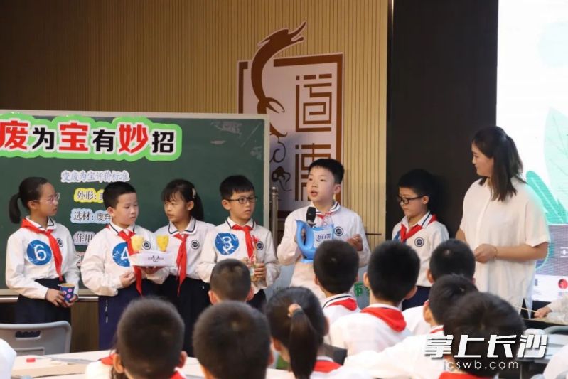 12位老师在课堂中将教师的教、学生的学和评价三个环节紧密结合起来,展示了“真·我”的课堂探索和教学研究。 12位老师在课堂中将教师的教、学生的学和评价三个环节紧密结合起来,展示了“真·我”的课堂探索和教学研究。