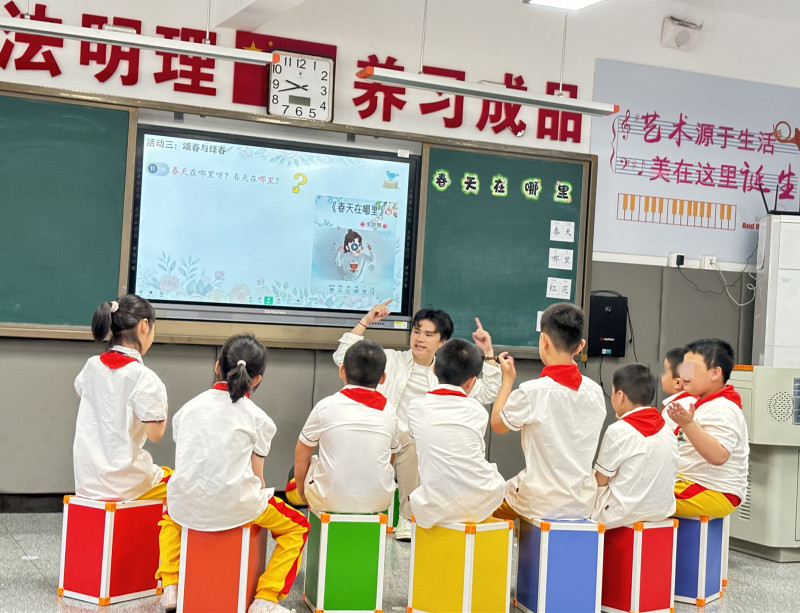 黄土岭小学龙维老师给同学们上了一堂特别的唱游与律动课《春天在哪里》。均为长沙晚报全媒体记者 陈良 通讯员 孙琦 摄影报道