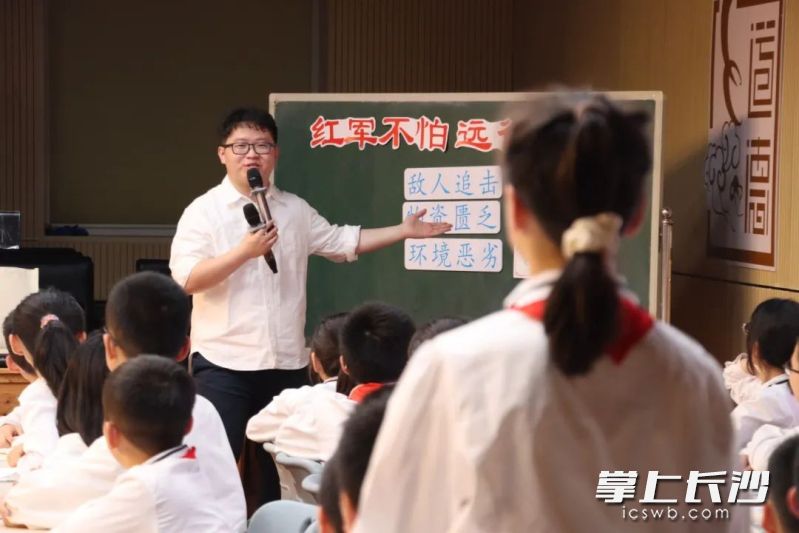 课堂上,老师们精心设计各种模拟场景,激发学生主动思考和解决问题的兴趣。均为长沙晚报通讯员 李莎 邵柱 供图 课堂上,老师们精心设计各种模拟场景,激发学生主动思考和解决问题的兴趣。均为长沙晚报通讯员 李莎 邵柱 供图