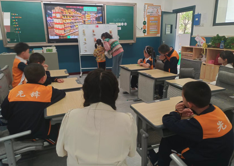 先锋小学叶婷老师创设学生去“超市”购物场景，让孩子们认识并学会使用人民币。