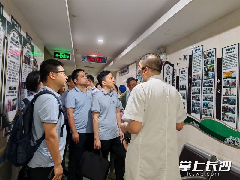 学员们参观走访病房和医技科室。